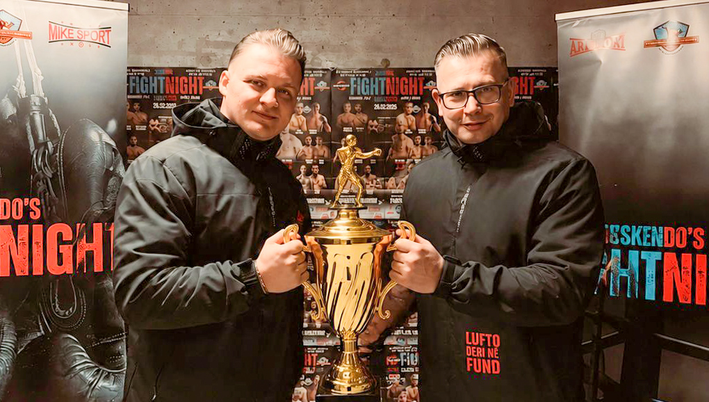 Shpendi Etemi und Shëndrit Dauti mit dem Pokal beim Fight Night Event